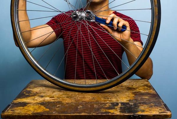 修理自行车车轮的人.