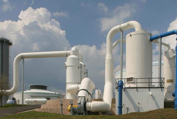 SMRU水处理设施外的大型白色储罐和管道
